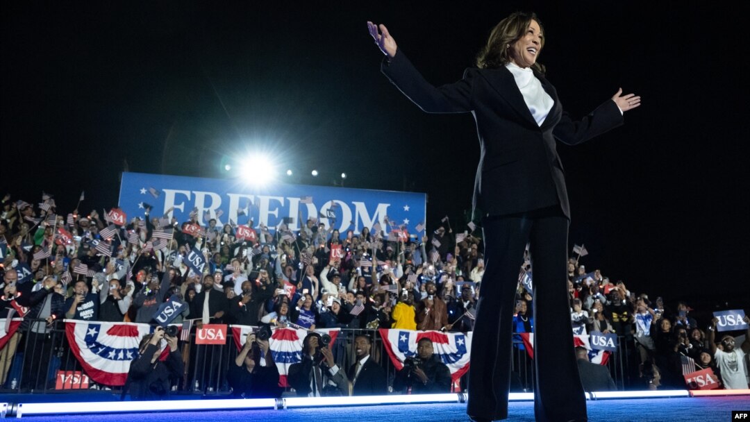 Potpredsednica SAD i demokratska kandidatkinja za predsednika Kamala Haris na mitingu u Vašingtonu, 29. oktobra 2024. (Foto: AFP/Saul Loeb)
