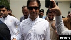 İmran Han Pakistan’da Zafer İlan Etti