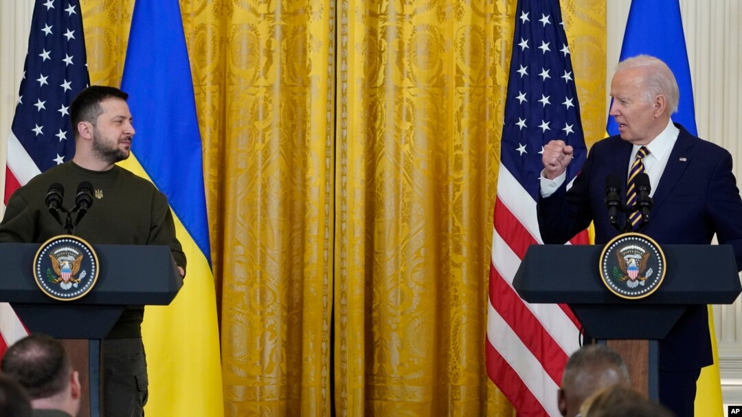 El presidente de Estados Unidos, Joe Biden, a la derecha, se dirige directamente a su homólogo ucraniano, Volodymyr Zelenskyy, durante una rueda de prensa conjunta en la Casa Blanca, el 21 de diciembre de 2022.