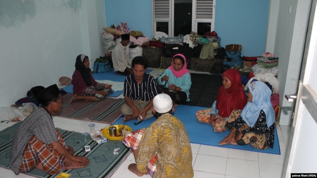 Pengungsi Syiah Sampang di rumah susun Jemundo, Kabupaten Sidoarjo belum jelas kapan dapat kembali pulang ke kampung halaman (Foto:VOA/Petrus)