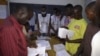 Début du dépouillement des bulletins de vote suite à l'élection présidentielle à Conakry, Guinée, le 18 octobre 2020. REUTERS/Souleiman Camara 