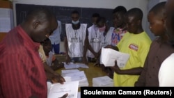 Début du dépouillement des bulletins de vote suite à l'élection présidentielle à Conakry, Guinée, le 18 octobre 2020. REUTERS/Souleiman Camara 