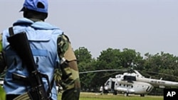 Un Casque bleu gardant un hélicoptère de l'ONU , à Abidjan, en Côte d'Ivoire, en janvier 2011.