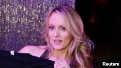 Bintang film dewasa, Stephanie Clifford atau yang dikenal dengan nama Stormy Daniels, berpose di sebuah klub di Long Island, New York, 23 Februari 2018.