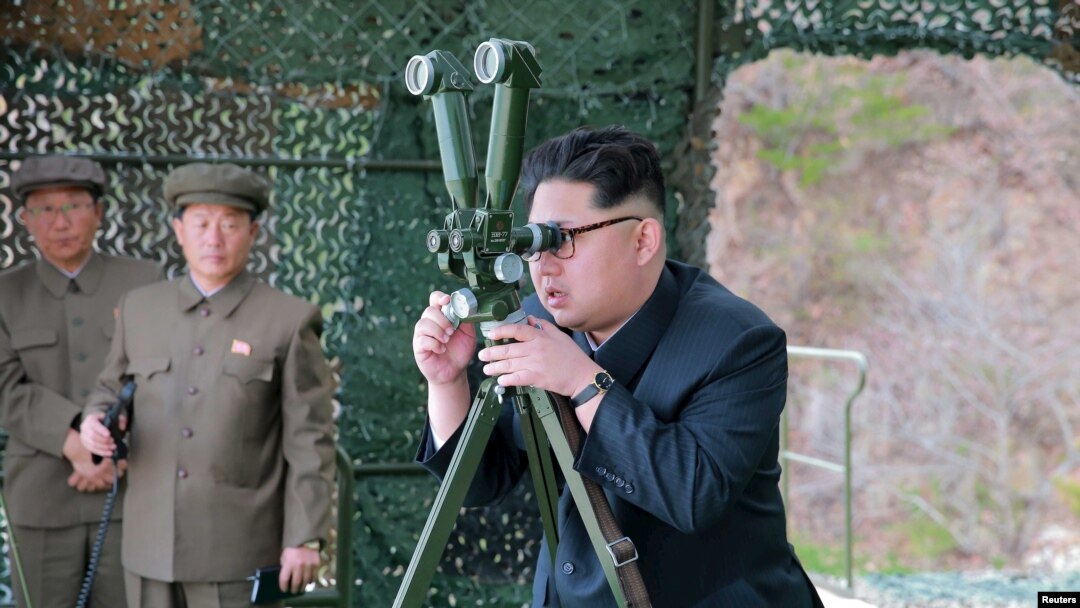 Pemimpin Korea Utara Kim Jong-un melihat uji coba rudal balistik bawah laut (24/4).