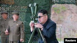 Pemimpin Korea Utara Kim Jong-un melihat uji coba rudal balistik bawah laut (24/4).