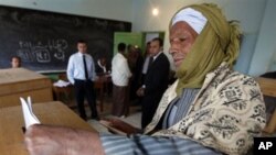 총선 첫째 날, 투표를 하고 있는 이집트 남성