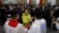 El debate sobre si los sacerdotes católicos deben poder casarse existe desde hace siglos. Los que se oponen afirman que el celibato permite a un sacerdote dedicarse por entero a la Iglesia. En la foto, un sacerdote da la comunión en una misa en China, el 24 de diciembre de 2023.