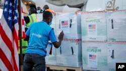 Seorang staf UNICEF memeriksa kotak-kotak vaksin Moderna yang disumbangkan pemerintah AS melalui fasilitas COVAX di bandara Nairobi, Kenya (foto: dok). 