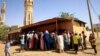 Orang-orang berkerumun untuk mendapatkan jatah roti di tengah konflik bersenjata antara pasukan paramiliter Rapid Support Forces dan militer Sudan di Khartoum Utara, Sudan, Sabtu, 22 April 2023. (Foto: Nureldin Abdallah/Reuters)