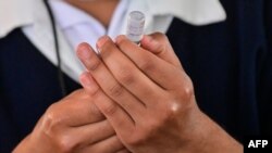 Una trabajadora de salud prepara una dosis de la vacuna CoronaVac contra el covid-19, en un centro de vacunación de Ciudad de México, el 17 de marzo de 2021.