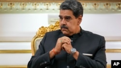 ARCHIVO - El presidente venezolano Nicolás Maduro asiste a una reunión en el palacio presidencial de Miraflores en Caracas, el 20 de febrero de 2024.