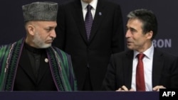 Tổng thống Afghanistan Hamid Karzai (trái) hoan nghênh quyết định của giới lãnh đạo NATO về việc vấn đề chuyển giao quyền kiểm soát