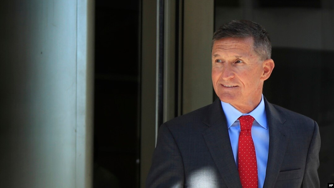 Mantan penasehat keamanan nasional Trump Michael Flynn meninggalkan gedung pengadilan federal di Washington, Selasa, 10 Juli 2018. (Foto: dok).