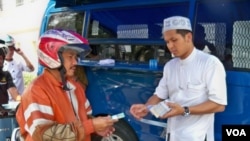 Seorang warga sedang menukarkan uang tunai di layanan "Drive Thru" Bank Indonesia (foto ilustrasi: VOA).