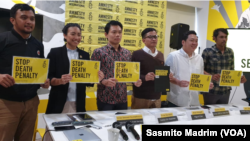 Direktur Eksekutif Amnesty International Indonesia Usman Hamid saat konferensi pers di Jakarta, Rabu (10/4/2019) (foto: VOA/Sasmito Madrim).