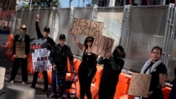 Sejumlah demonstran membawa poster dalam aksi yang menyerukan pemadaman ekonomi di Las Vegas, pada 26 Februari 2025. (Foto: AP/John Locher)