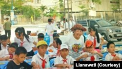 Lianawati Lie mengajar cara membuat layang-layang kepada anak-anak Indonesia. (Foto: Courtesy/Lianawati)