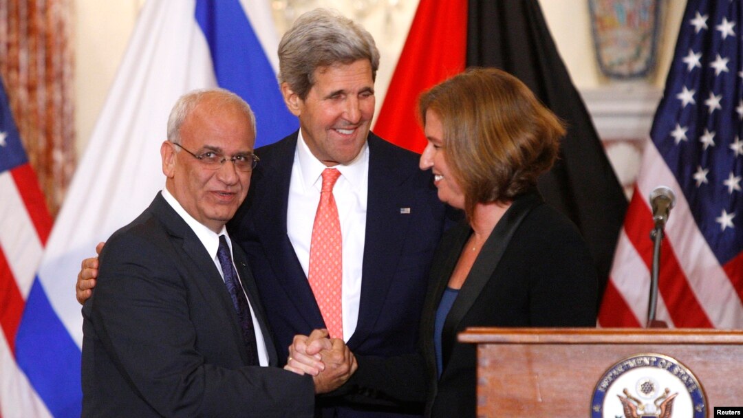 Dari kiri ke kanan: Ketua negosiasi Palestina Saeb Erekat, Menteri Luar Negeri As John Kerry dan Menteri Kehakiman Israel Tzipi Livni pada pertemuan di Washington, Juli 2013.