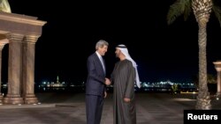 Državni sekretar Džon Keri sa krunisanim princem Abu Dabija Šeikom Mohamedom bin Zajedom al Nahjanom 