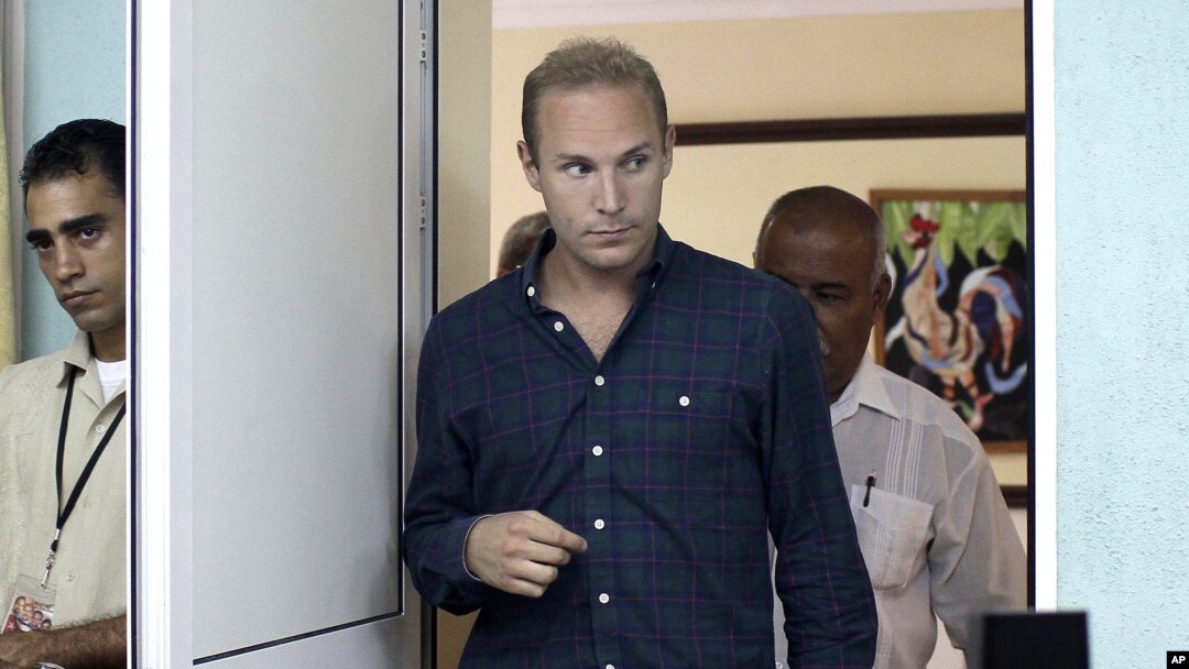 Jens Aron Modig llega a la conferencia de prensa en La Habana, en la que declaró que el accidente en el que murió el disidente Oswaldo Payá no fue provocado.
