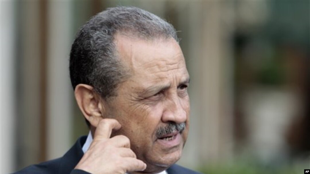 Mantan Menteri Urusan Minyak Libya, Shukri Ghanem, berbicara kepada wartawan di Roma, Juni tahun silam.