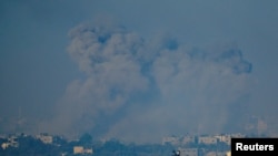 临时停火结束后，以色列恢复了对加沙地区的空袭。图为以色列南部看到的空袭造成的浓烟。