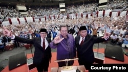 Prabowo-Sandi berpose dengan Presiden RI ke-6 SBY dalam acara Pidato Kebangsaan "Indonesia Menang", di JCC, Senayan, Jakarta, Senin (14/1). (Courtesy: Prabowo-Sandi media center)