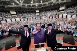 Prabowo-Sandi berpose dengan Presiden RI ke-6 SBY dalam acara Pidato Kebangsaan "Indonesia Menang", di JCC, Senayan, Jakarta, Senin (14/1). (Courtesy: Prabowo-Sandi media center)