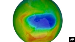 Fotografija NASA-e prikazuje kartu rupe u ozonskom omotaču iznad Antarktika u nedjelju, 20. oktobra 2019. Ljubičasta i plava boja označavaju najmanju količinu ozona, a žuta i crvena pokazuju najviše.