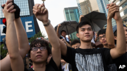 Hàng ngàn sinh viên Hong Kong nắm tay nhau xuống đường đòi dân chủ.
