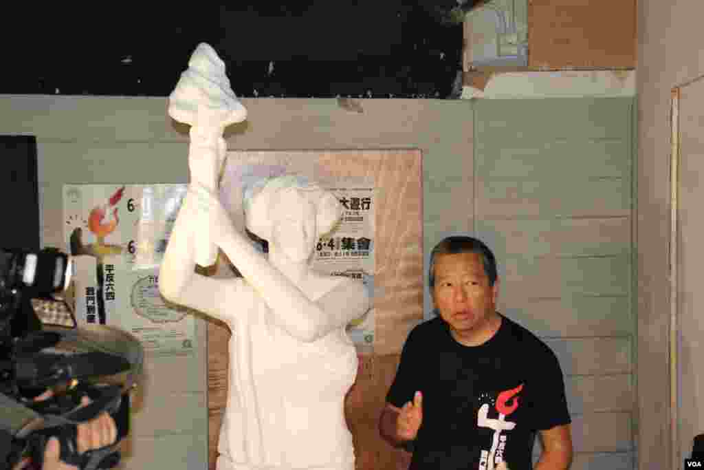 香港支联会将民主女神像运送到六四纪念馆竖立（美国之音图片/海彦拍摄）