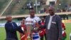 Le président de la CAF, Ahmad Ahmad (à g.), et le président du Burkina Faso, Roch Kaboré (à dr.), ont remis la Coupe du Faso au capitaine d'EFO, Ouagadougou, le 5 août 2017. (VOA/Issa Napon)