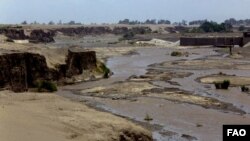 This dry river bed is part of an extreme dry zone characterized by long droughts and sand dune encroachments. (Credit: FAO / Rosetta Messori)