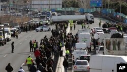 Sopir taksi berunjuk rasa dengan memblokir akses menuju Pusat Pameran Perdagangan di Madrid, Spanyol, 23 Januari 2019. 