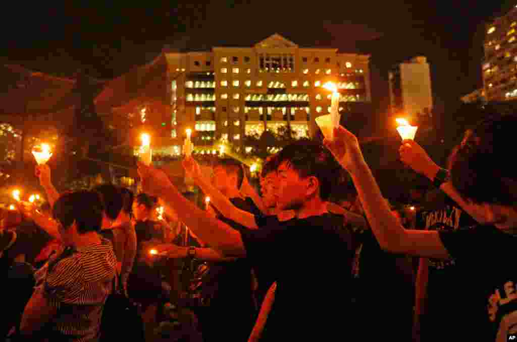 Warga menyalakan lilin dalam upacara peringatan tragedi Tiananmen di Victoria Park, Hong Kong (4/6). (Reuters/Tyrone Siu)&nbsp;