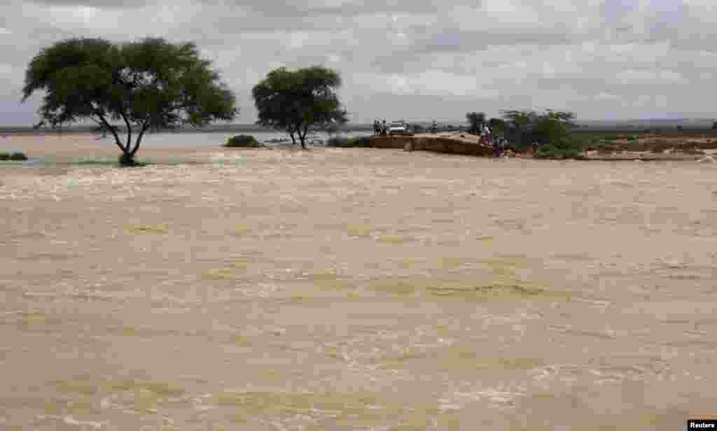 Một cây cầu nối bị phá hủy bởi một cơn bão trong khu vực bán tự trị Puntland của Somalia, ngày 12 tháng 11 năm 2013. Số người chết trong cơn bão nhiệt đới ập vào Puntland cuối tuần qua ã tăng lên 140 người nhưng chính phủ cho con số cuối cùng có thể lên tới 300 người.