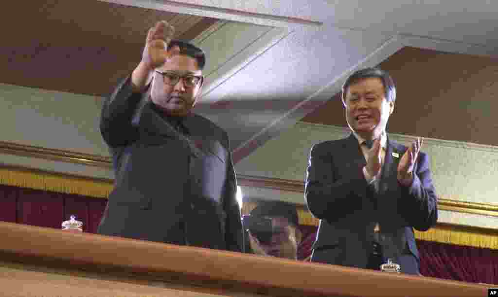 视频截图显示，2018年4月1日，在韩国艺术团在平壤表演时，朝鲜领导人金正恩挥手致意，韩国文化体育观光部长都钟焕拍手。金正恩也曾鼓掌。