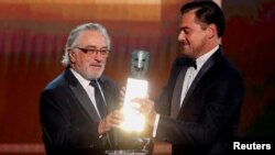 Aktor Robert De Niro (kiri) menerima hadiah “pencapaian seumur hidup” dari “Screen Actors Guild” atau SAG Minggu malam (19/1).
