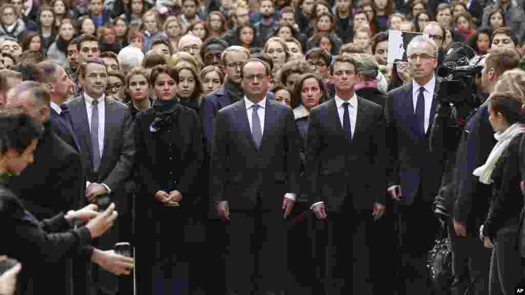 Le président français François Hollande, au centre, avec le Premier ministre français Manuel Valls, à droite, et le ministre de l'Education français Najat Vallaud-Belkacem, centre gauche, s’est joint aux étudiants pour observer une minute de silence dans la cour de la Sorbonne à Paris, 16 novembre 2015. 