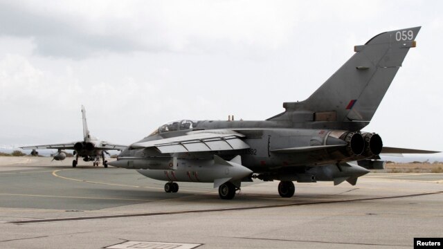 Aviones británicos de la RAF se preparan para despegar de la base de Akrotiri en Chipre.