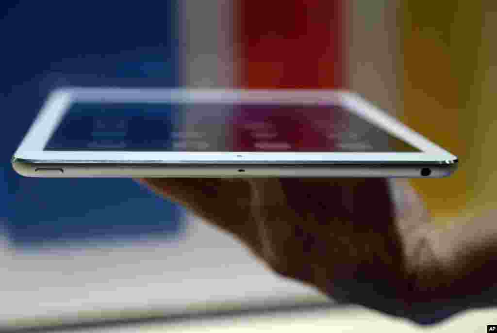 iPad Air. Sistema Operativo iOS; Dimensões: 240x169,5x7,5mm; Retina display; Tecnologia Bluetooth 4.0; 5MP; Câmara FaceTime HD; armazenamento dos 16GB aos 128GB. Preço mínimo: 500USD; Preço máximo: 1000USD