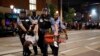 Policia prende um manifestante em St Louis