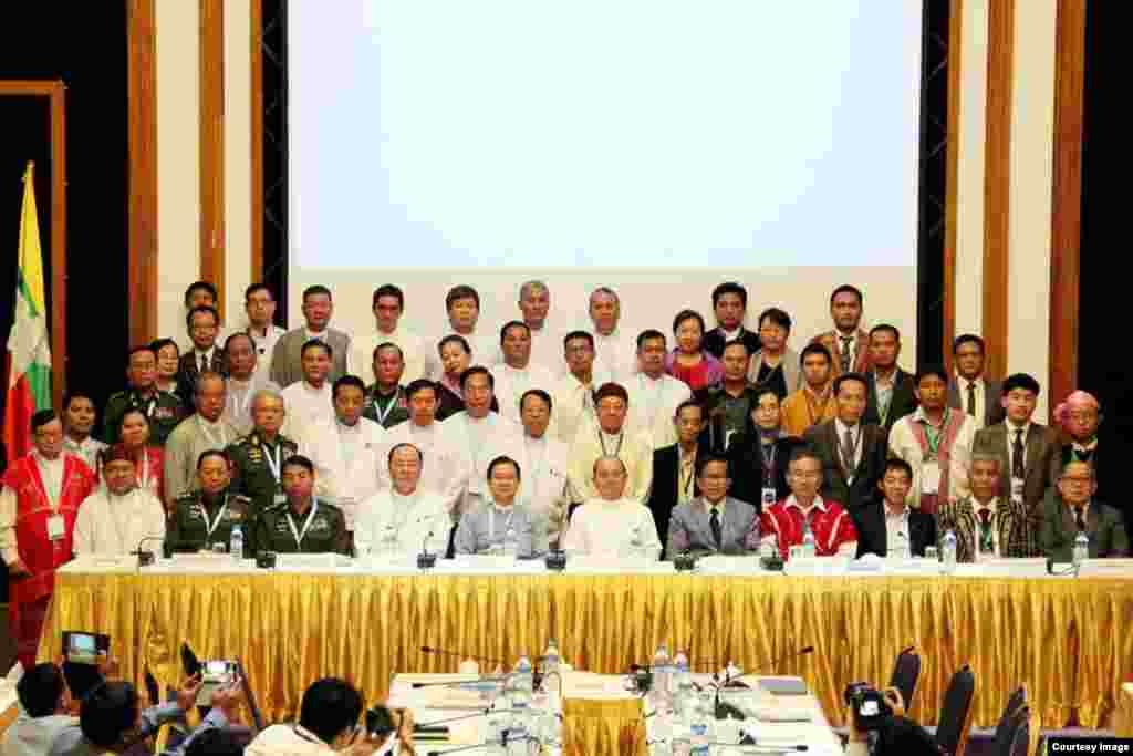 သမၼတဦးသိန္းစိန္ေရွ႕ေမွာက္မွာ ၃၁ ရက္ မတ္လ ၂၀၁၅ ခုႏွစ္က တႏုိင္ငံလံုးအပစ္အခတ္ရပ္စဲေရး သေဘာတူစာခ်ဳပ္မူၾကမ္းကို ႏွစ္ဘက္ကိုယ္စားလွယ္ေခါင္းေဆာင္ေတြ အတည္ျပဳ လက္မွတ္ေရးထိုးခဲ့ၾကစဥ္ (ဓာတ္ပံု - ျမန္မာၿငိမ္းခ်မ္းေရးစင္တာ)