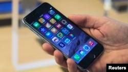 Apple bác bỏ yêu cầu của FBI đòi tạo ra một phần mềm để mở khóa chiếc iPhone của một nghi can vụ xả súng ở San Bernardino.