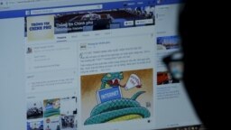 Một người dùng mạng Facebook ở Hà Nội đang xem trang tin Thông tin Chính phủ trong bức ảnh chụp hôm 30/12/2015. Facebook đã phải tăng cường kiểm duyệt tin "chống phá nhà nước" sau khi bị Việt Nam yêu cầu, theo Reuters.