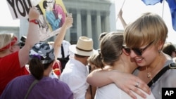 동성혼 합법화 지지자들이 26일 미국 워싱턴 DC 연방대법원 앞에서 '연방 결혼보호법' 위헌 결정에 환호하고 있다.