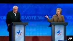 Bernie Sanders (kiri) dan Hillary Clinton dalam acara debat di kota Manchester, New Hampshire bulan lalu (foto: dok).