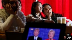 Mahasiswa China menonton bersama debat presiden antara Hillary Clinton dan Donald Trump di sebuah kafe di Beijing (foto: ilustrasi).