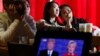 Sinh viên Trung Quốc xem truyền hình trực tiếp một cuộc tranh luận tổng thống Mỹ giữa bà Hillary Clinton và ông Donald Trump, tại một quán cà phê ở Bắc Kinh, 27/9/2016.